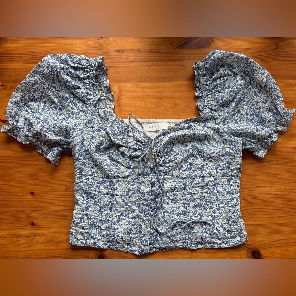Astr the Label Blue and White Floral Puff-Sleeve Top